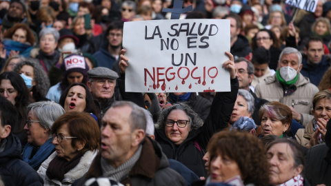 Numerosas personas marchan en una manifestación por la mejora de la Sanidad Pública desde el Ministerio de Sanidad hasta el Museo Reina Sofía, a 15 de enero de 2023, en Madrid (España).
